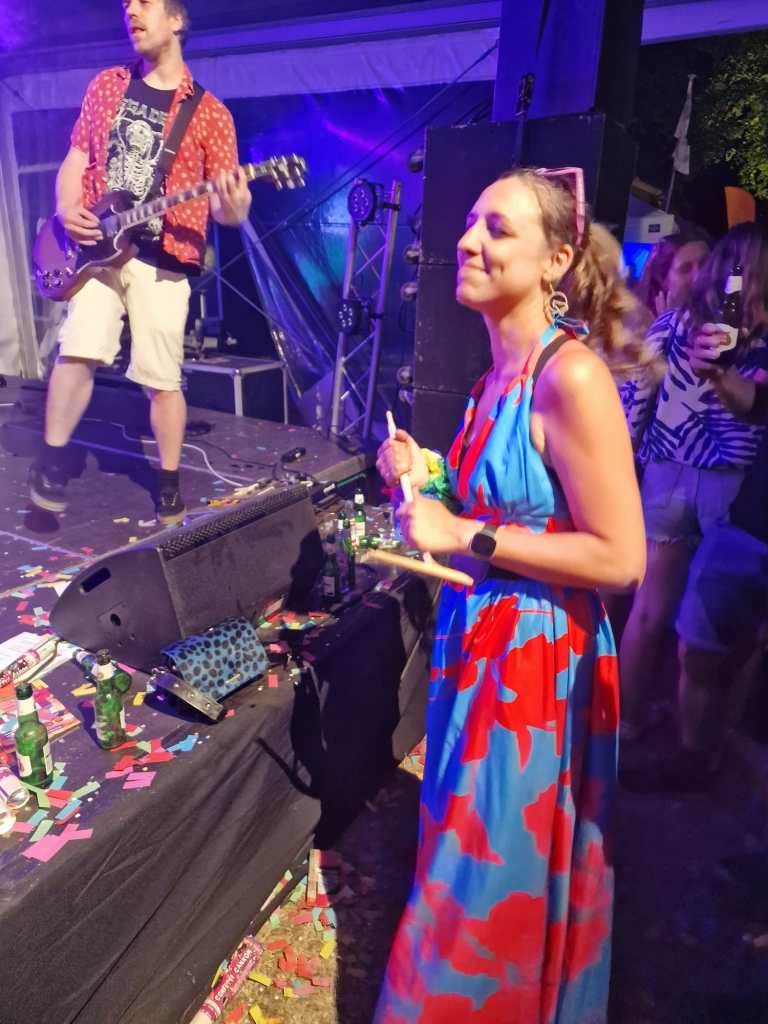 Zie ze genieten met haar drumstokje!