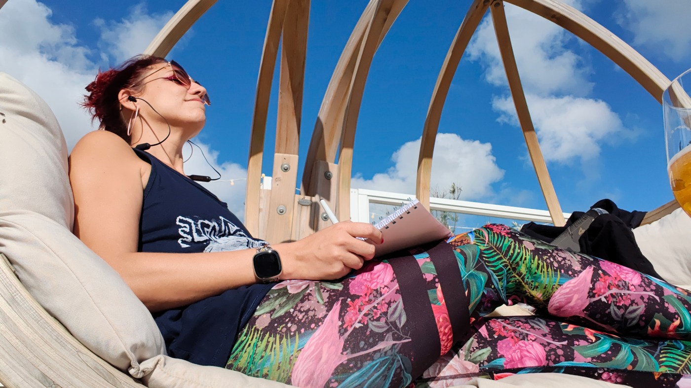 Julie geniet al schrijvend van de schommelende strandstoel en de muziek