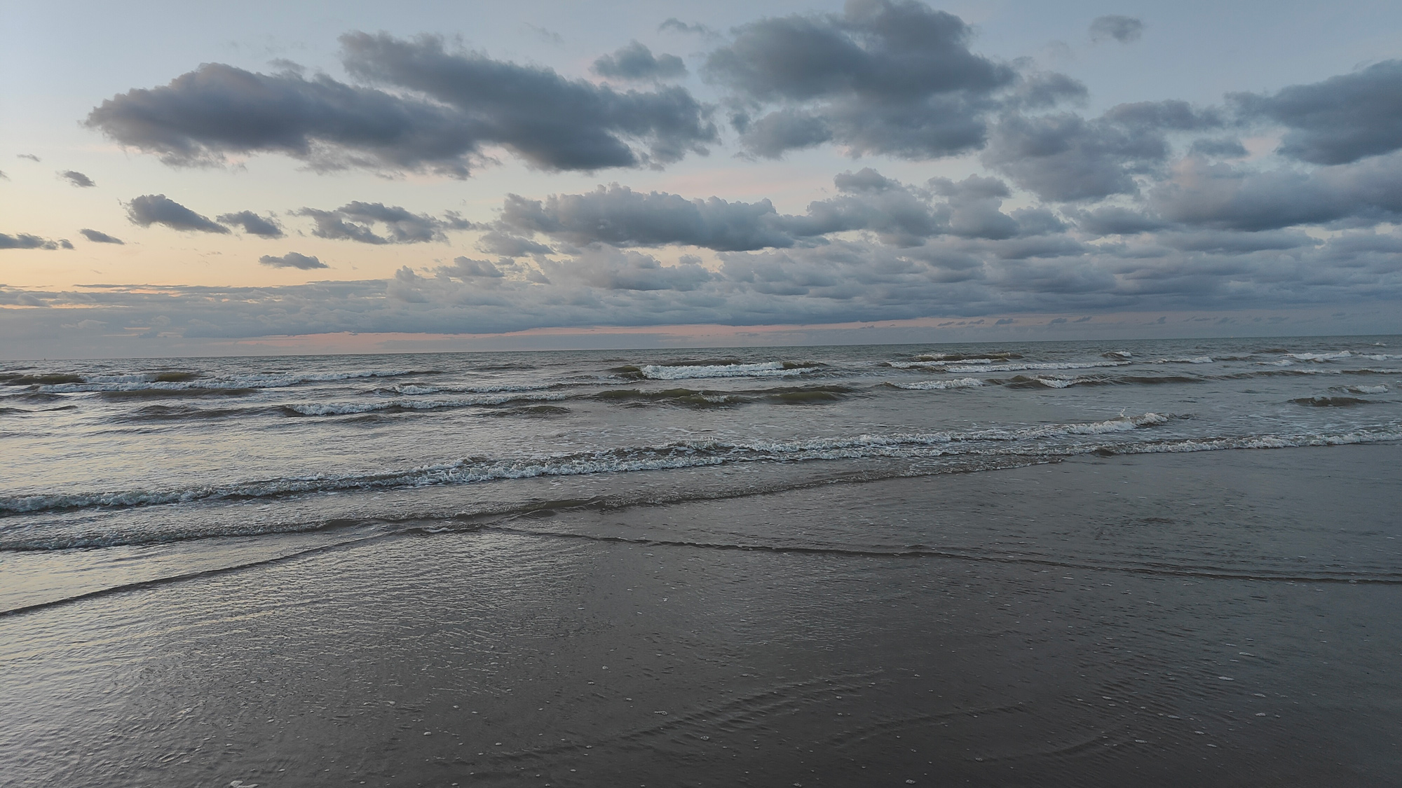 waves crashing into the shoreline