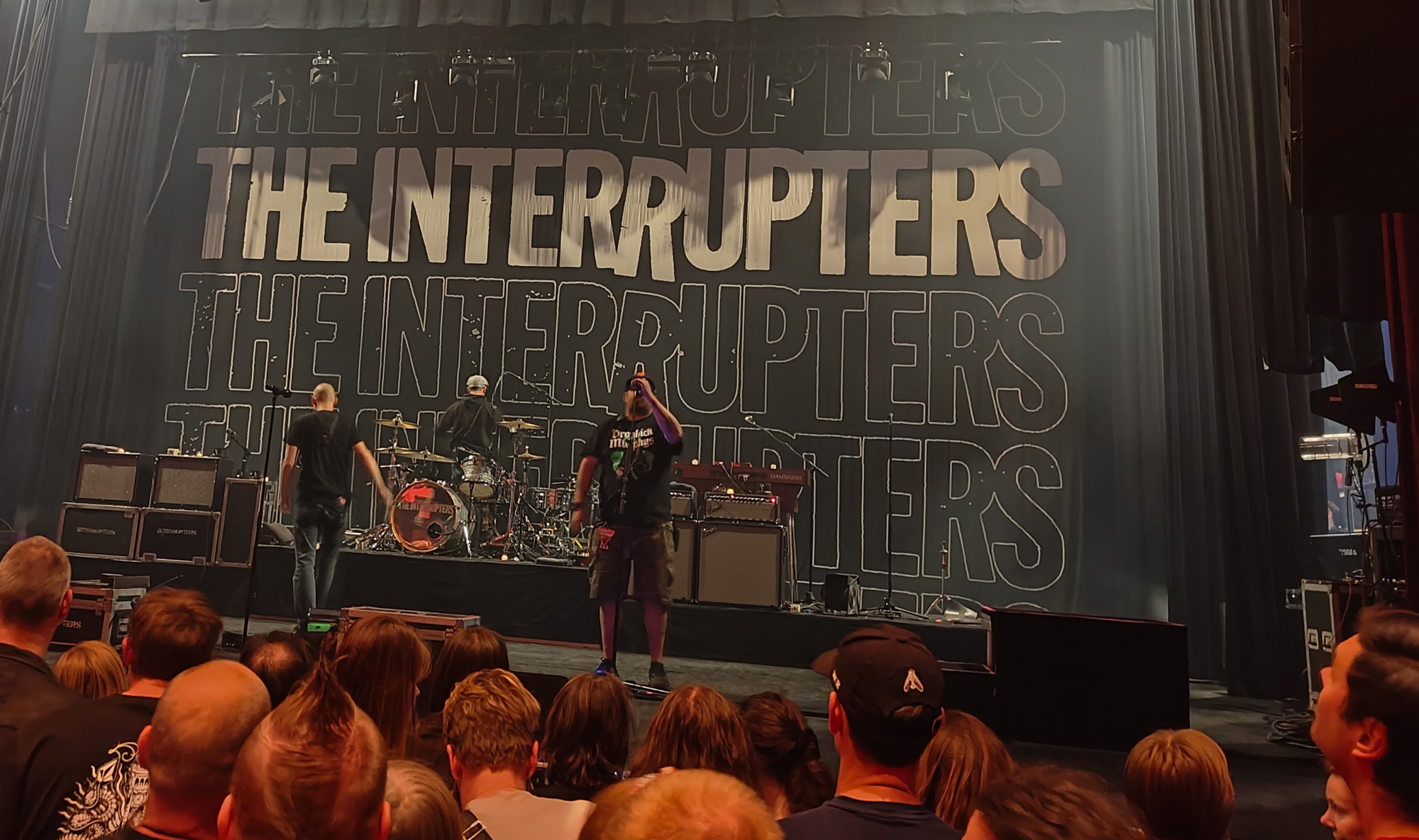 The Interrupters backdrop 9 juni 2024 AB